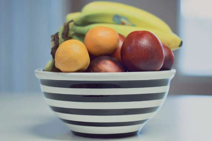 Вздутие живота и лишний вес: эксперты советуют не употреблять фрукты вечером