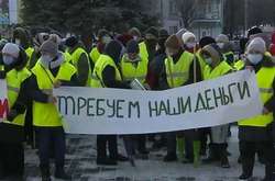 Сотні двірників Камʼянського вийшли на акцію протесту (відео)