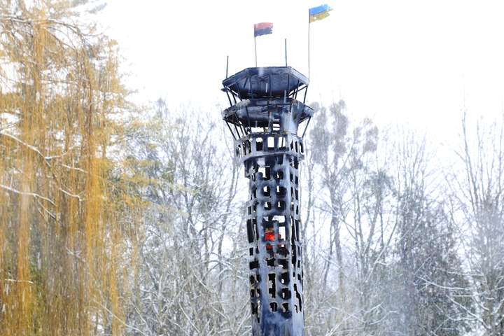 У Львові на честь «кіборгів» встановили копію вежі Донецького аеропорту: фото