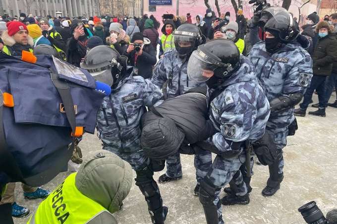 Кількість затриманих на протестах в Росії перевищила дві тисячі осіб