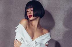  Артистка в боди и ботфортах похвасталась длинными стройными ножками 
  