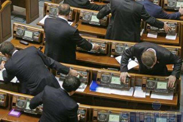 Підсумки останньої сесії парламенту: продуктивність роботи різко впала