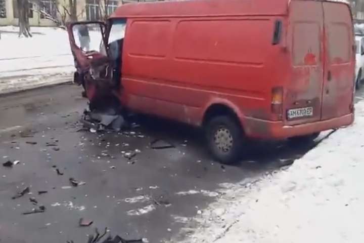 Серйозна ДТП у Києві: мікроавтобус влетів у дерево та зачепив вантажівку (фото, відео)