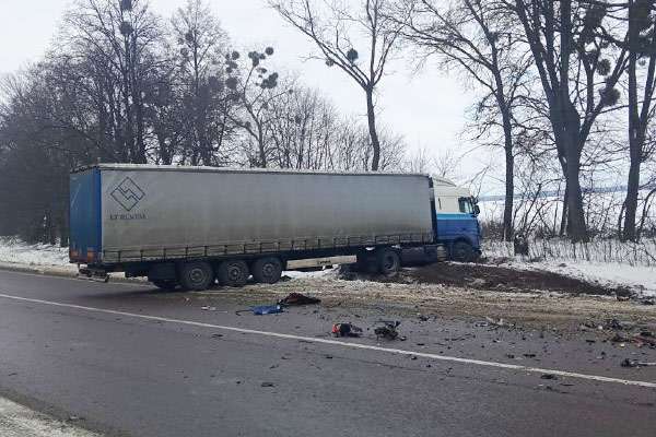 Негода на Рівненщині: водійка із сином влетіли у вантажівку (фото)