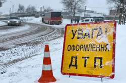 На засніженій Черкащині зіткнулися два міжміські автобуси, є травмований (фото)