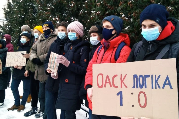Скасування українського правопису: студенти й викладачі вийшли на акцію протесту (відео)