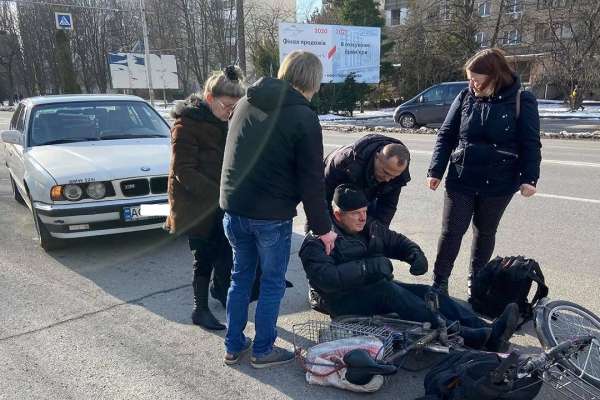 В Ужгороді автомобіль збив літнього велосипедиста (відео)