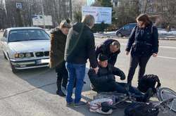 В Ужгороді автомобіль збив літнього велосипедиста (відео)