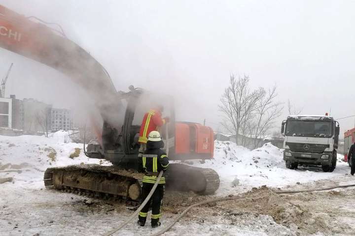 На будівництві під Києвом загорівся екскаватор (фото)