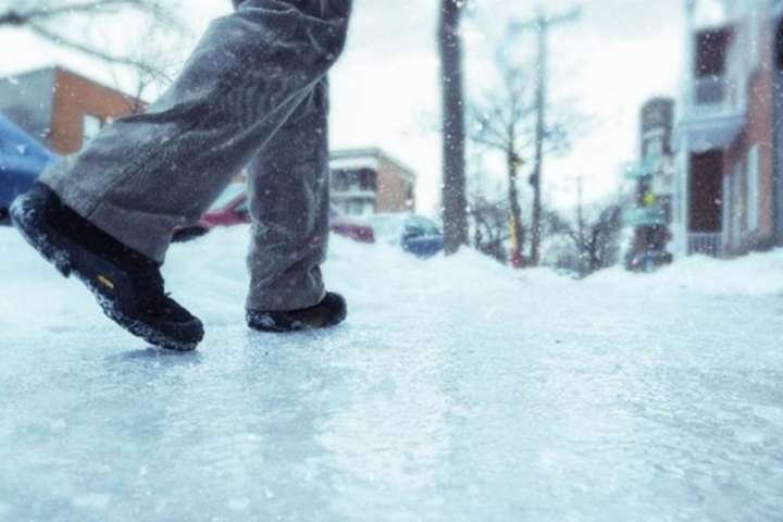 Ожеледиця та сніг: у Києві оголошено перший рівень небезпеки 