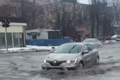 Одесу затопило: вулицями плавають автівки (відео)