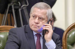 За словами Кінаха, перед тим, як запроваджувати високі норми щодо промислових викидів, потрібно здійснити модернізацію основних фондів промисловості