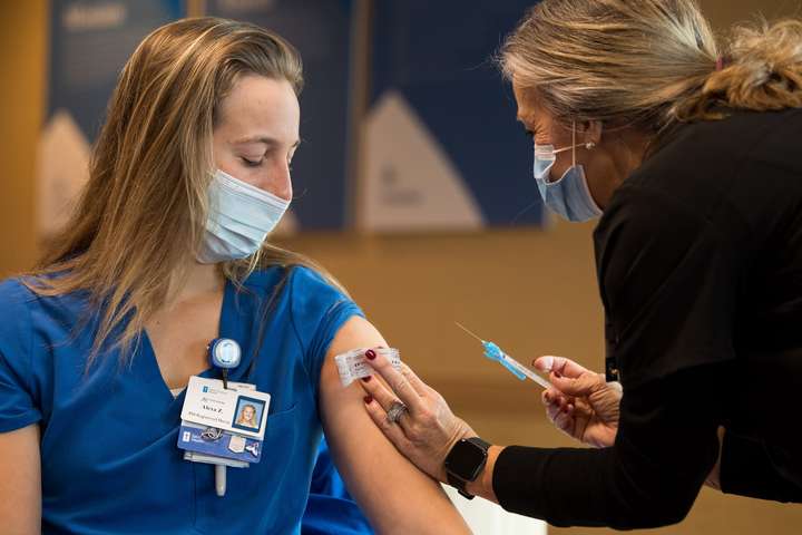У США кількість вакцинованих від коронавірусу перевищила число хворих