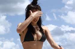 Дочь Мадонны в крошечном бикини застали с любовником на пляже: горячие фото
