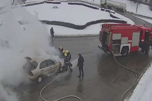 На Київщині посеред дороги загорівся автомобіль (фото)