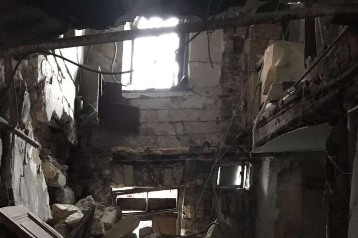 В Одесі люди опинилися в пастці, після обвалу сходів у будинку