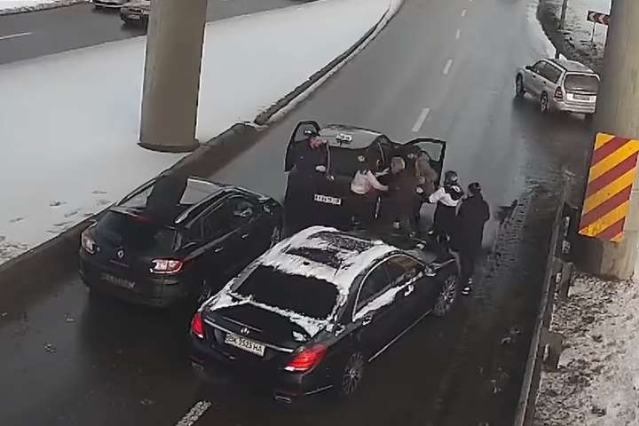 На мосту Метро водії та пасажири двох автівок влаштували бійку (відео)