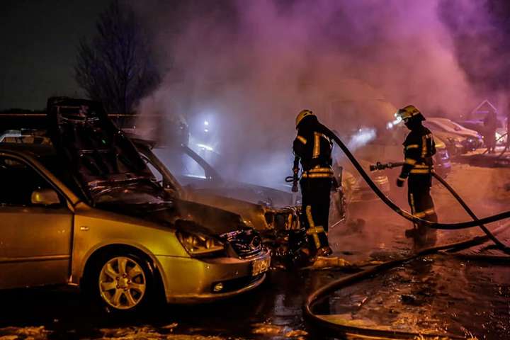Вночі в Києві горіли чотири автомобілі (фото)