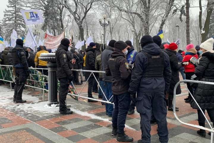 У центрі Києва знову протести: поліція стягнула сили в урядовий квартал