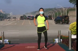 В Мьянме девушка занималась аэробикой и случайно сняла начало военного переворота (видео)