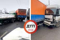 Сталося зіткнення вантажівок