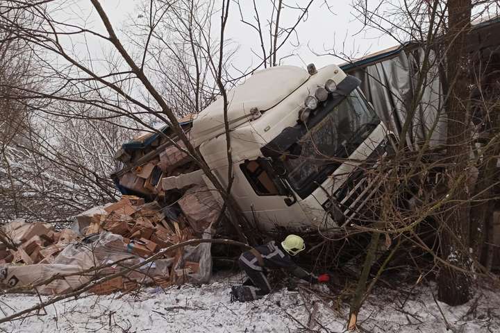 На трасі Київ – Одеса вантажівка злетіла в кювет (фото)