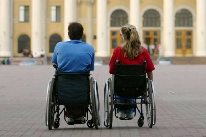 В Україні зростуть надбавки для людей з інвалідністю 