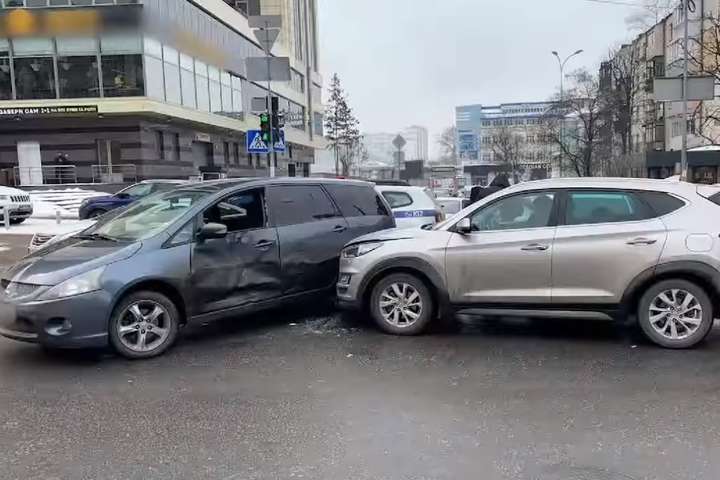 ДТП у центрі Києва: Hyundai розбив дві автівки (відео)
