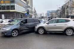 ДТП у центрі Києва: Hyundai розбив дві автівки (відео)