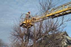 В ДТЕК Донецькі електромережі повідомляють, що крім відновлювальних робіт, фахівці переносять в більш безпечні місця прифронтової зони обладнання, яке через обстріли постійно знаходиться під загрозою відключення