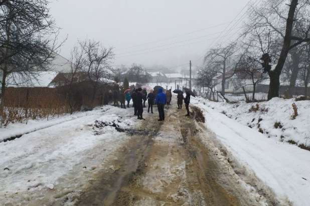 Скандал на Закарпатті. Мешканці села закрили проїзд лісовозам (фото)