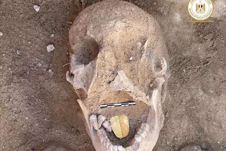 Археологи знайшли в Єгипті унікальну мумію із золотим язиком