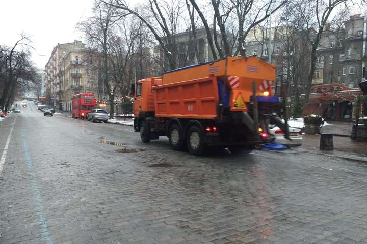 У Києві крижаний дощ: дорожники посилено обробляють вулиці (фото)