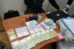 Під час обшуків правоохоронці вилучили понад 2 млн грн готівки