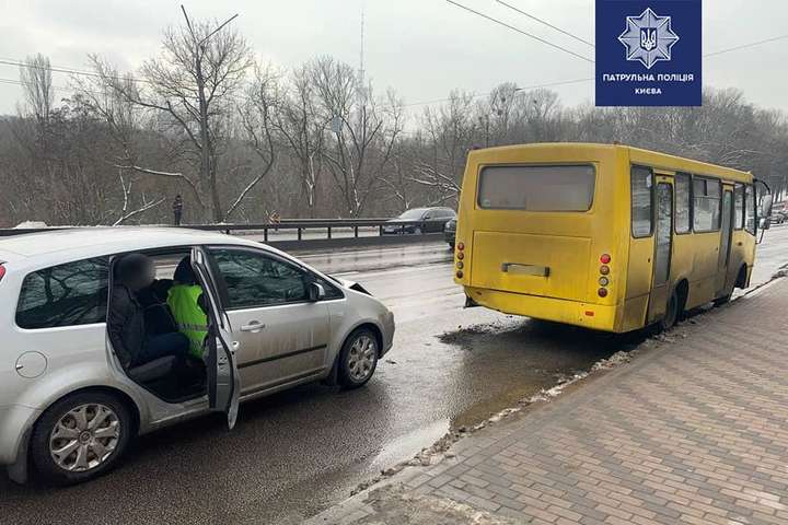 У Києві п’яний водій Ford врізався в маршрутку (фото)