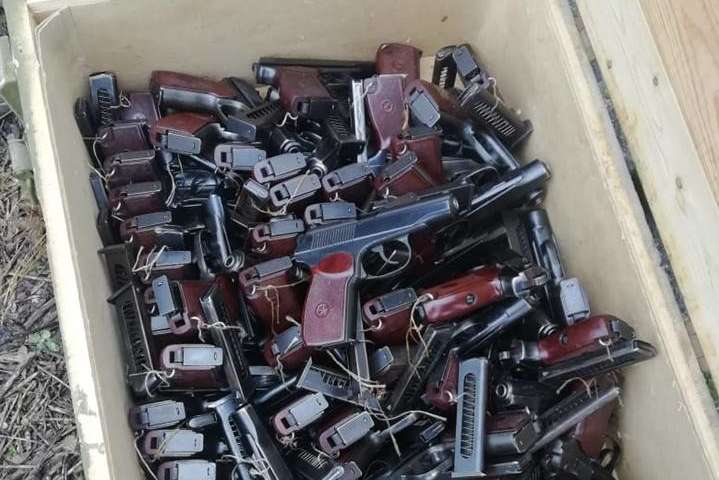 В Маріуполі знайшли схрон зі зброєю: понад 1600 гранат, патрони та пістолети (Фото)