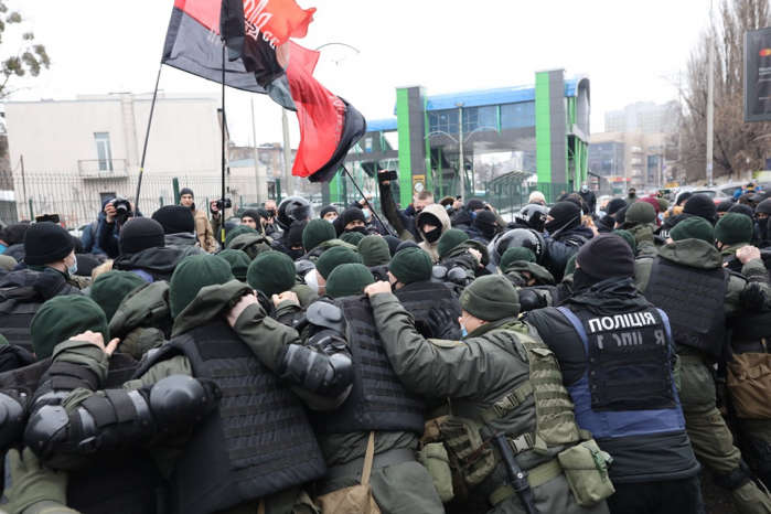 В Киеве произошла драка под зданием канала «Наш» (видео)