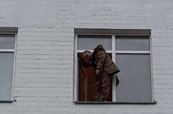 Один из задержанных под зданием канала «Наш» угрожает спрыгнуть из здания полиции (видео)