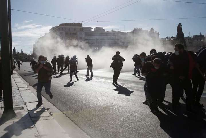Протест в Греции: митингующие бросались «коктейлями Молотова», полиция ответила слезоточивым газом