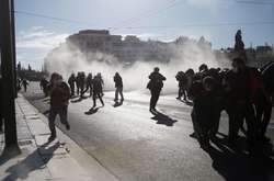 Протест у Греції: мітингарі кидалися «коктейлями Молотова», поліція відповіла сльозогінним газом 