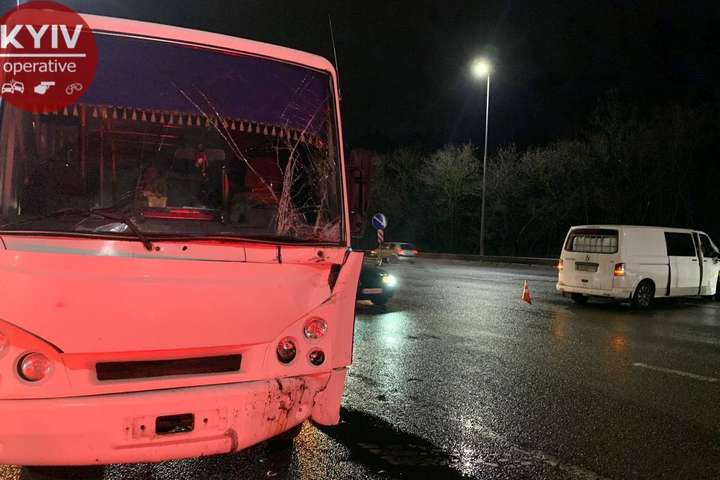 Під Києвом маршрутка врізалась у мікроавтобус, є постраждалі (фото)