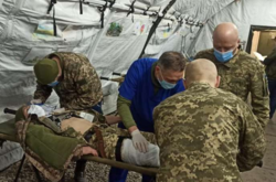  Раненого бойца доставили в больницу 