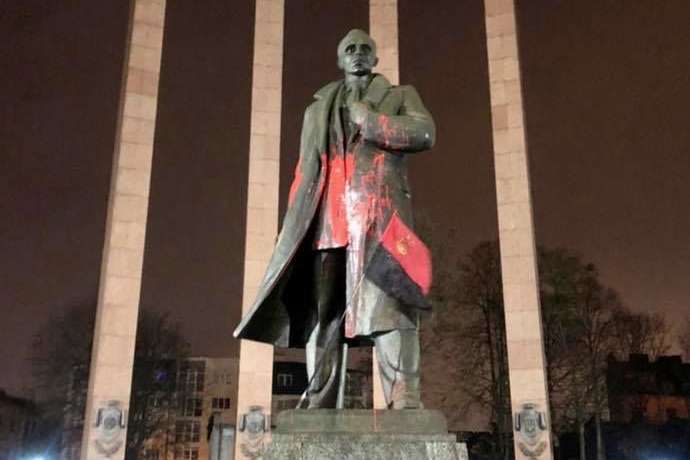 У Львові вандали «пофарбували» пам'ятник Бандері