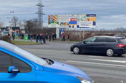 Протести проти високих цін на блакитне паливо тримають місяць
