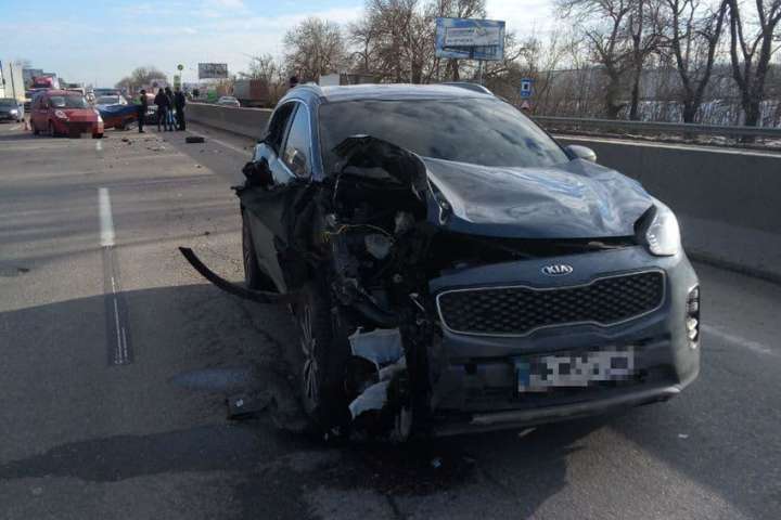 ДТП на трасі Київ-Одеса: автомобіль збив водія 