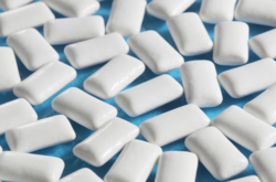 Масковий режим обрушив продаж м'ятних жуйок та льодяників