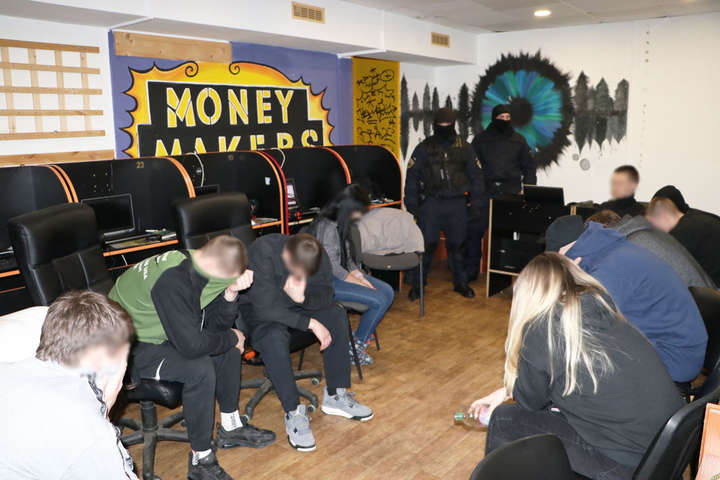 На Чернігівщині «працівники банків» видурювали гроші у довірливих громадян 