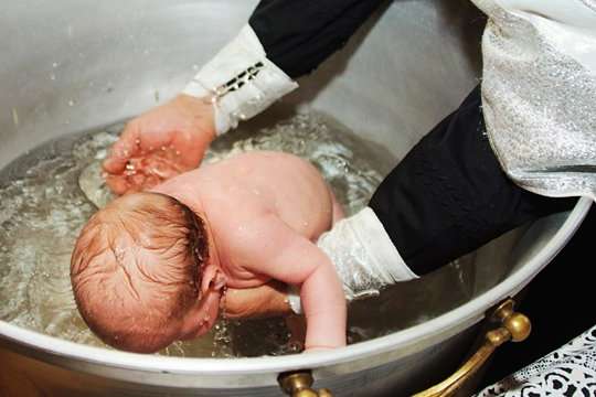 В Румынии младенца утопили во время обряда крещения 