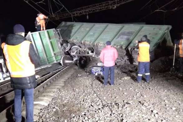 Залізничний колапс на Дніпропетровщині: пасажирів потягів через аварію почали перевозити автобусами