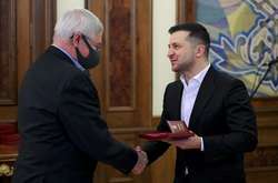 Президент України нагородив полярників станції «Академік Вернадський»